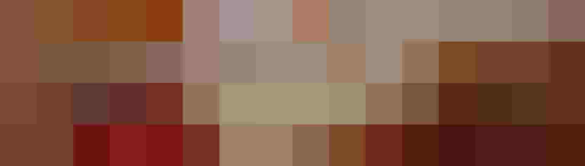 Doppelbett im Appartement Saalbach mit Holzoptik, roter Teppich, Fenster, Nachttisch